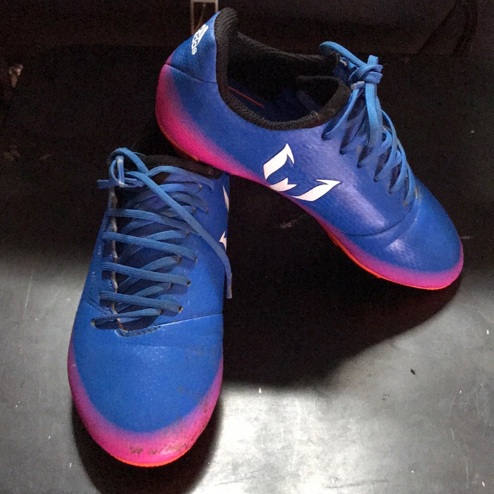 Kids Adidas soccer cleats size 13 in EUC